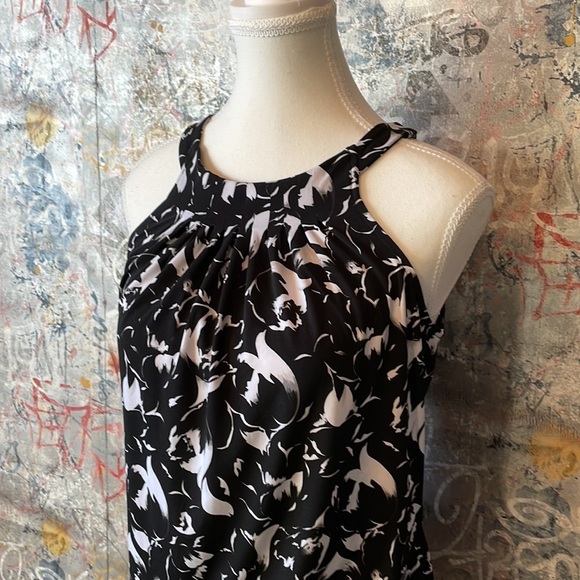 Black & White Dressy Tanktop with peekaboo slit. (S) - Picture 2 of 8